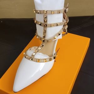 Studded backless rivet pumps